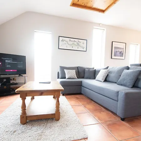 3 Fishery - 2 Bedroom House Close To Town *