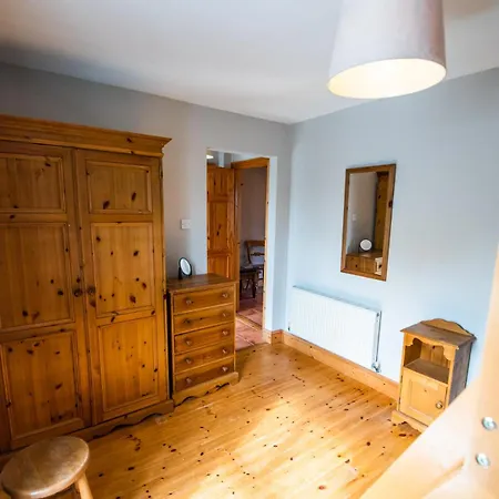 3 Fishery - 2 Bedroom House Close To Town