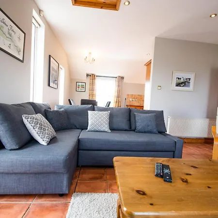 3 Fishery - 2 Bedroom House Close To Town Дом отдыха *