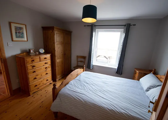 3 Fishery - 2 Bedroom House Close To Town *